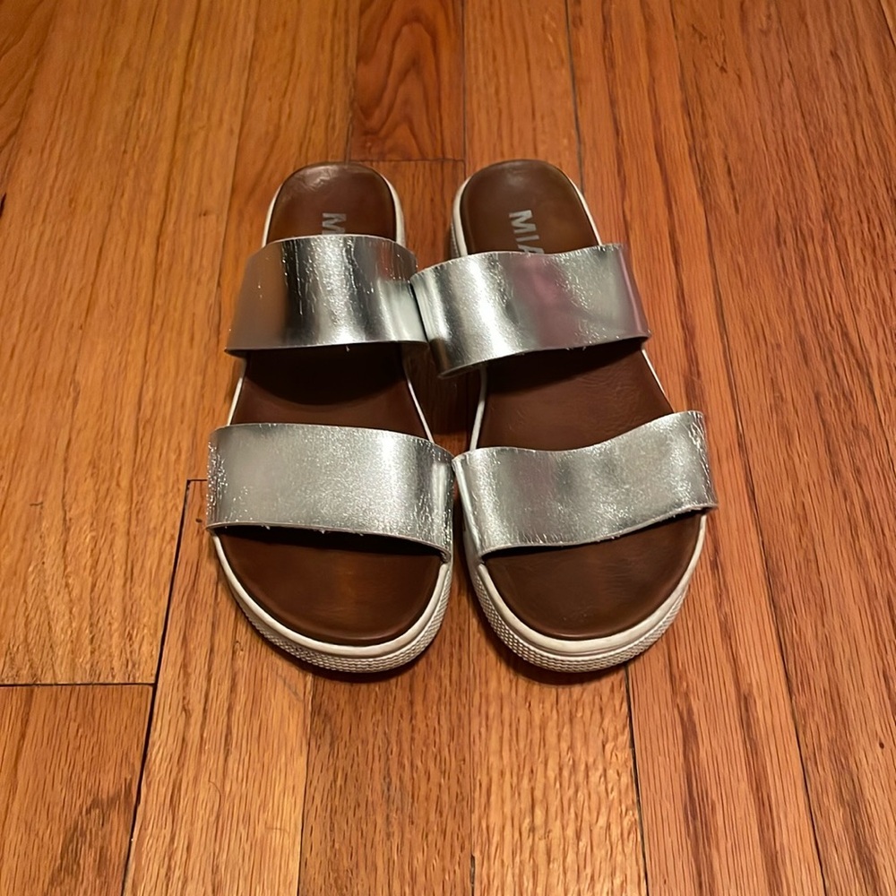 Mia slides